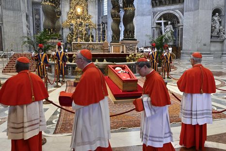 La IA nombró tres posibles sucesores de Francisco. Foto: EFE