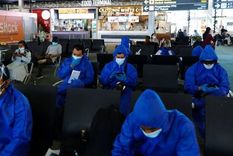 Foto: REUTERS. El hallazgo de una nueva variante del coronavirus hizo que muchos países volvieran a imponer restricciones a viajeros