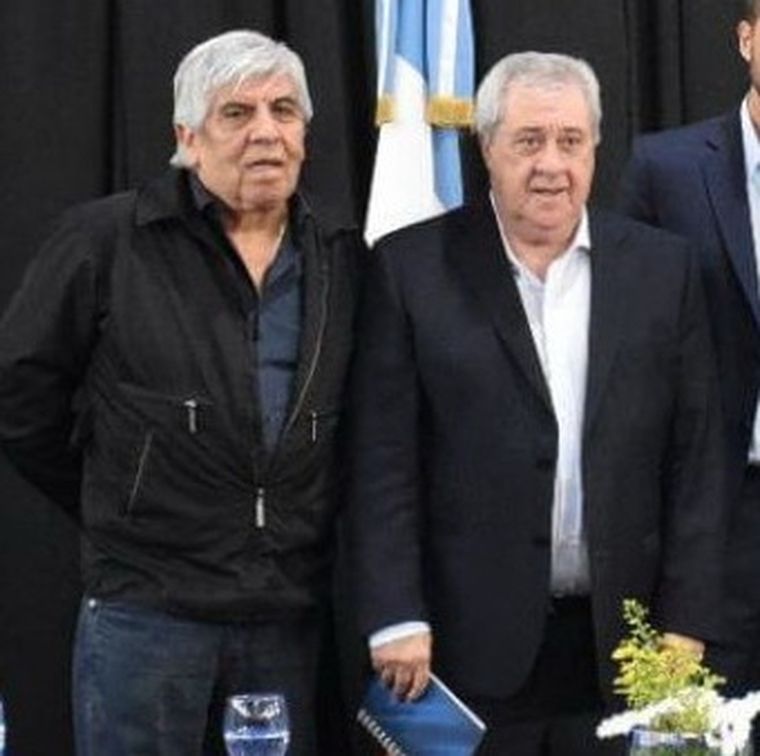 Hugo Moyano, presidente del Rojo, y Jorge Ameal, mandatario Xeneize. Foto: AFA