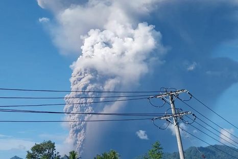 La erupción se produjo en la isla de Halmahera, noroeste de Indonesia. La erupción se produjo en la isla de Halmahera, noroeste de Indonesia.