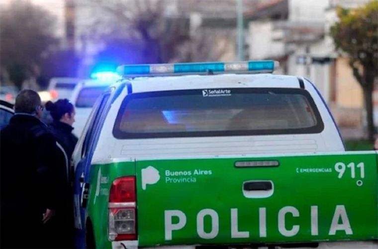 Tras el ingreso policial, encontraron a Ravizzini sin vida, sentado contra una de las paredes del living, rodeado de cables, alambres gruesos, pesas y mancuernas. Foto: NA