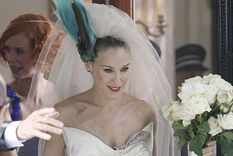 Foto: https://www.lavanguardia.com/de-moda/moda/20180530/443946866595/vivienne-westwood-celebra-decimo-aniversario-vestido-novia-carrie-bradshaw.html