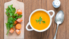 Una receta ligera de crema de zanahoria fría cremosa y deliciosa. Una receta ligera de crema de zanahoria fría cremosa y deliciosa.