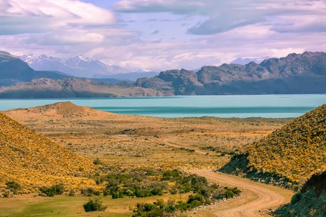 Tres Lagos es un pequeño pueblo de la Patagonia ubicado sobre la Ruta 40, en plena estepa de Santa Cruz.