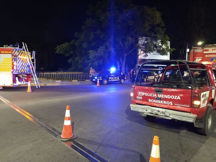 Los bomberos y la Policía en el lugar. Foto: gentileza.