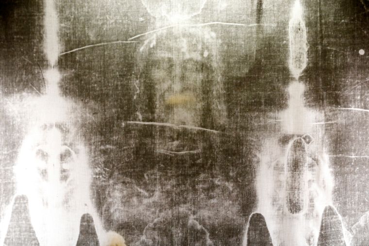 El Sudario de Turín, una tela de lino de más de cuatro metros, exhibe la imagen de un hombre y ha sido objeto de intensos debates científicos sobre su origen y autenticidad. Un nuevo estudio sugiere que la figura impresa podría haberse creado mediante contacto con una escultura en bajorrelieve.