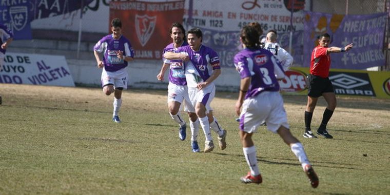 El primero de Luján lo festeja Darío Devia y su compañeros. Los Violetas tuvieron un arranque exitoso.