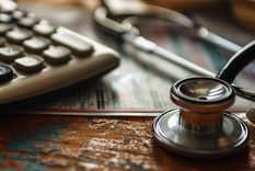 La medida ordena reajustar los valores de las cuotas de sus planes de salud según la variación mensual del Índice de Precios al Consumidor Foto: Imagen generada con Midjourney