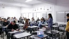 La enseñanza no es una responsabilidad que deba recaer exclusivamente sobre las espaldas de los maestros. La enseñanza no es una responsabilidad que deba recaer exclusivamente sobre las espaldas de los maestros.