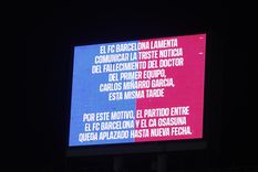 La pantalla gigante del Estadio Olímpic Lluís Companys anunció la suspensión del encuentro con el público ya dentro de la cancha. Foto: EFE