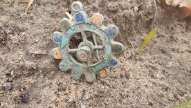 La fíbula romana esmaltada hallada en el norte de Polonia es una de las pocas de su tipo registradas en el país y data de hace casi 2.000 años.