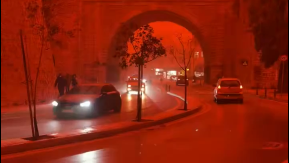 Grecia se tiñó de rojo: las impactantes imágenes tras la tormenta de polvo del Sahara