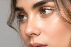 Las cejas y pestañas tupidas son claves en una mirada intensa. Foto: Glamour