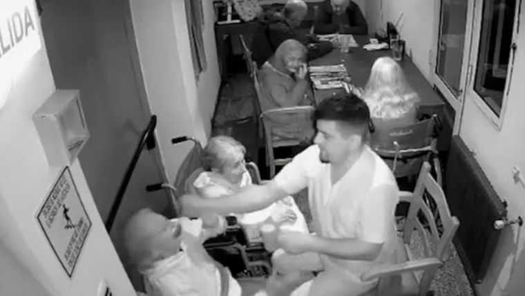 Nicolás Cichero, el enfermero que fue filmado por golpear a abuelos en un geriátrico de Mar del Plata.