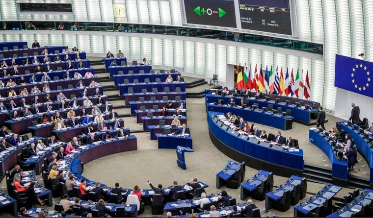 La Unión Europea festeja por Moldavia y a la vez condena a Israel. Foto Efe