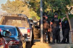 Policía trabaja en el domicilio donde habrían sido enterrados los cuerpos Foto: El Doce TV