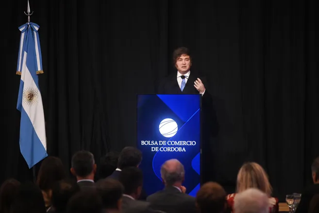 Javier Milei en la Bolsa de Comercio de Córdoba, donde ratificó el rumbo económico y prometió derrotar a la inflación.