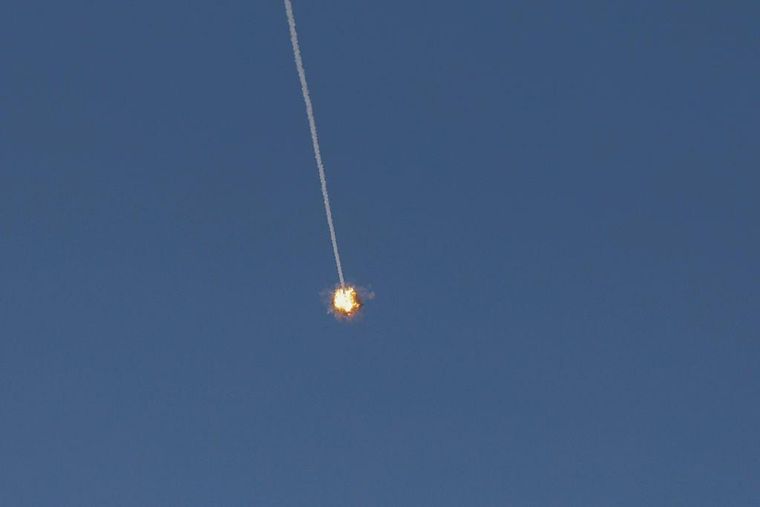 Las defensas israelíes han interceptado cohete los de Hezbolá durante la guerra.