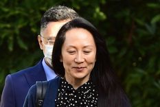 Foto: GETTY IMAGES. Imagen de Meng abandonando su casa en Vancouver el viernes.