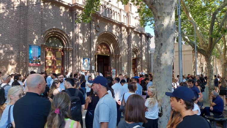 La convocatoria fue a las 10 de la mañana en la explanada del templo jesuita ubicado en inmediaciones de la Clínica de Cuyo. La convocatoria fue a las 10 de la mañana en la explanada del templo jesuita ubicado en inmediaciones de la Clínica de Cuyo.