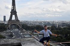 Un equilibrista cuzó el río Sena por una cuerda a 70 metros de altura Un equilibrista cuzó el río Sena por una cuerda a 70 metros de altura