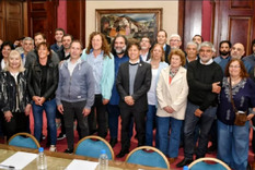El gobernador de la provincia de Buenos Aires, Axel Kicillof, con su ministro de Trabajo Walter Correa y los representantes gremiales de la administración pública bonaerense Foto: MDZ archivo