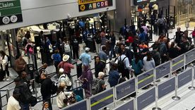 El domingo se registraron cerca de 3.000 cancelaciones y más de 10.000 retrasos. El domingo se registraron cerca de 3.000 cancelaciones y más de 10.000 retrasos.