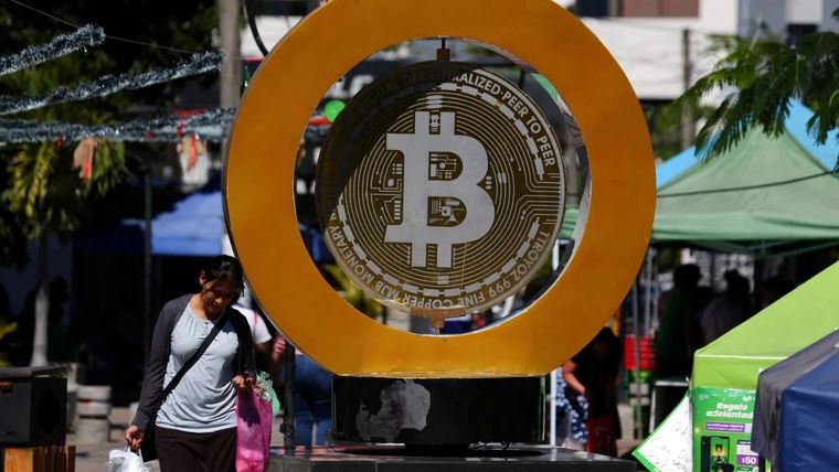El Salvador adoptó el bitcoin como moneda de curso legal en 2021. Foto: BBC