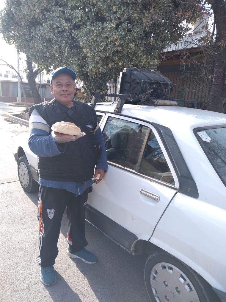 Mario recorre las calles todos los días para vender el pan que fabrica