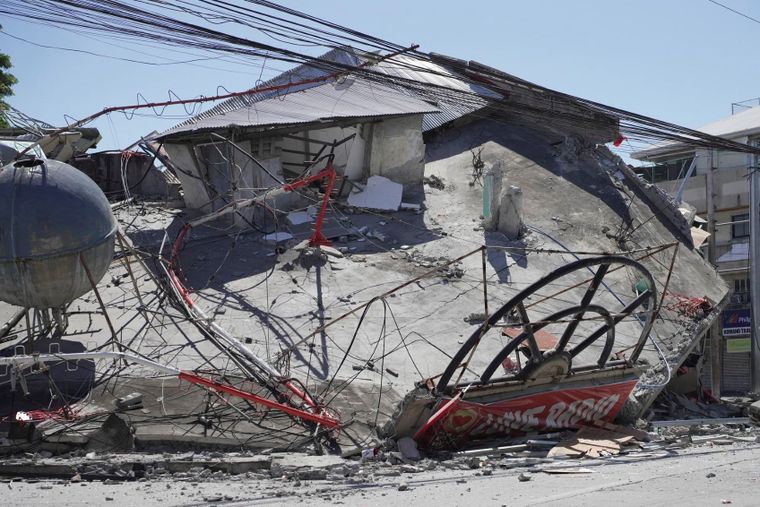 Filipinas ha soportado un terremoto muy fuerte y hay miles de desaparecidos. Foto Efe
