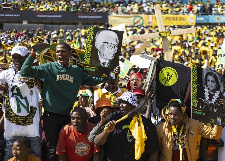 Los partidarios del ANC asisten a la manifestación electoral final del partido celebrada en el estadio FNB en Soweto, Johannesburgo, Sudáfrica. La campaña electoral final se reúne por Todos los partidos principales se celebrarán durante el fin de semana mientras el país se prepara para las elecciones generales del 29 de mayo. Las elecciones se producen 30 años después del fin del apartheid y de las primeras elecciones libres y justas en el país. Foto: EFE/EPA/KIM LUDBROOK