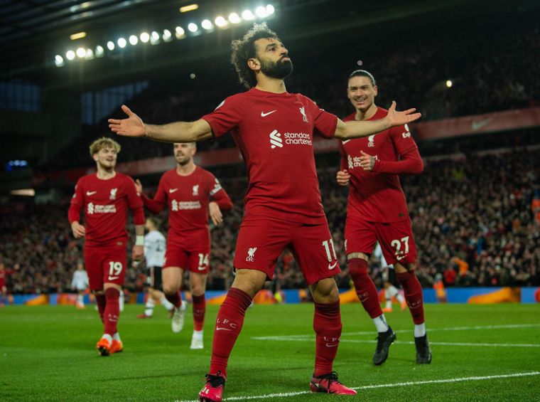 El gesto de Mohamed Salah con sus compañeros del Liverpool tras su polémica con Slot. Foto: EFE