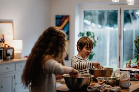 Propuesta divertida: los niños pueden ayudarte a cocinar en su día.