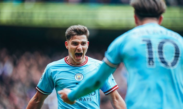 Julián Álvarez celebra su tanto con el asistente Grealish. Foto: @ManCityEs
