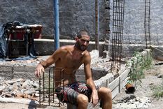 Gil Pereg posando a pocos metros del lugar donde fueron encontrados los cuerpos de las dos mujeres. / Alf Ponce Mercado - Télam&nbsp;