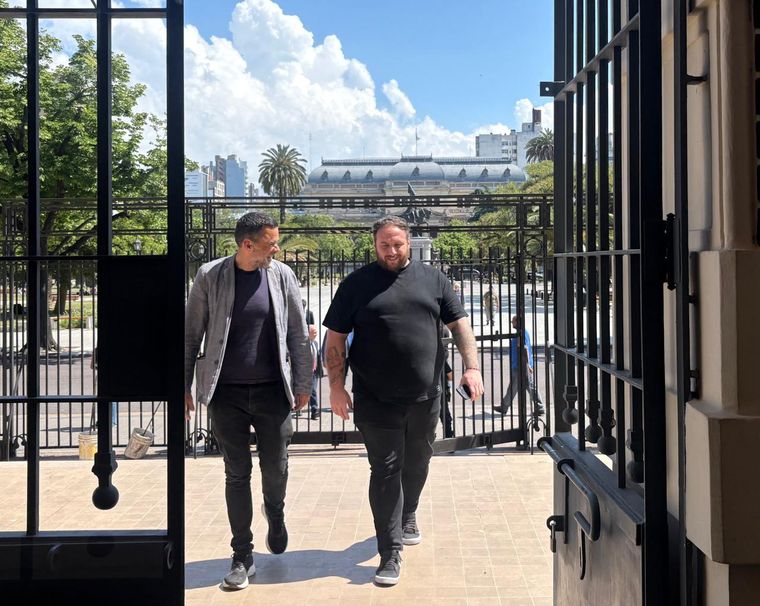 Daniel Menéndez, referente de Barrios de Pie, y el senador bonaerense de La Cámpora, Federico Fagioli Daniel Menéndez, referente de Barrios de Pie, y el senador bonaerense de La Cámpora, Federico Fagioli