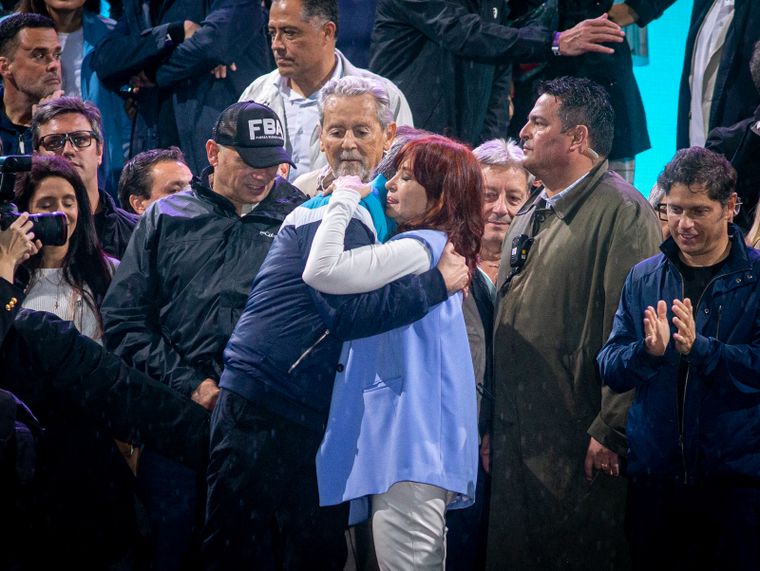 Cristina abraza a su hijo Máximo, y se aleja de Axel Kicillof.