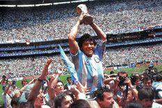 Maradona levanta la copa del mundo en 1986.