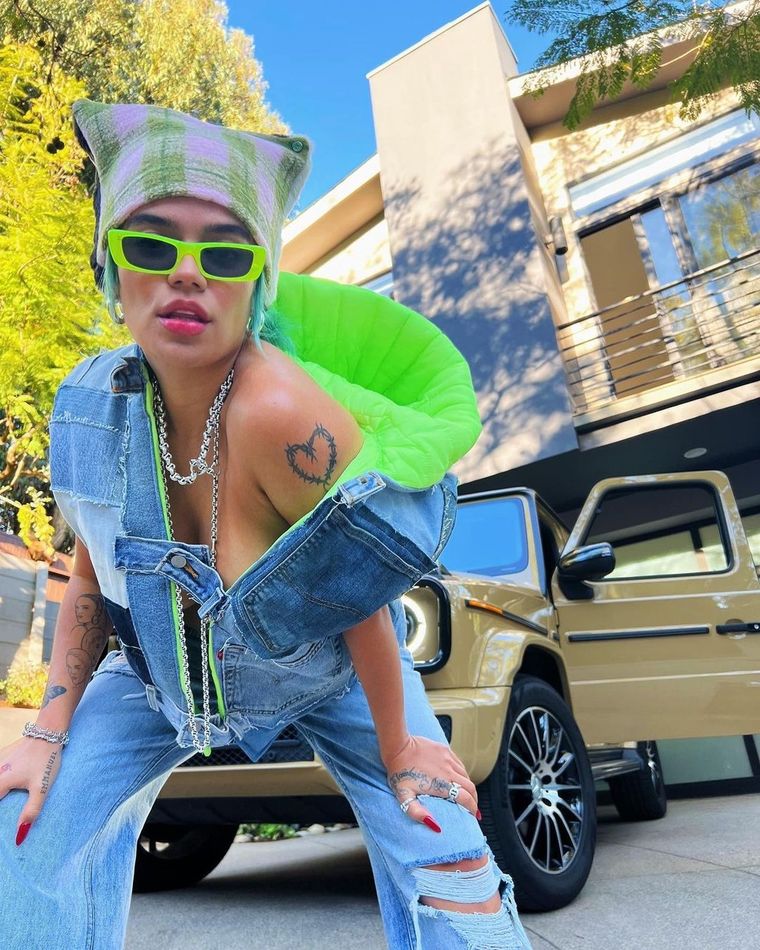 Karol G se atreve a los jeans baggy rotos que tú también puedes usar Foto: Instagram