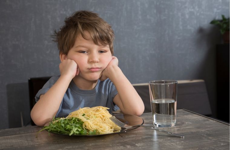 Es fundamental que los niños no coman en soledad o con las pantallas en frente. Foto: shutterstock