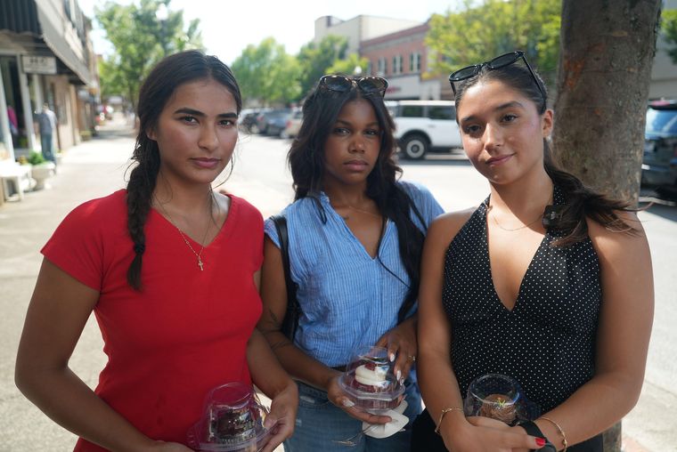 Caden Bayless, Mary Herron y Emily Villalpando son tres amigas de 21 años que se consideran liberales.