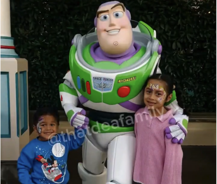 El video emocionó a las redes con la reacción del niño Foto: tiktok @thatdeaffamily