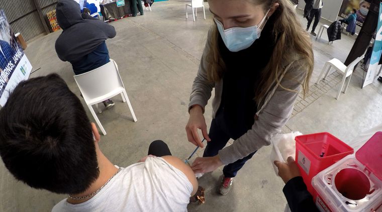 Para el Gobierno este miércoles se podría llegar al 50% de la población vacunada con la primera dosis Foto: ALF PONCE MERCADO / MDZ