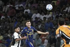 Kevin Zenón, autor intelectual del segundo gol de Boca, disputa el balón con el ex Maipú Santiago Moyano. Foto: Prensa Boca Juniors Kevin Zenón, autor intelectual del segundo gol de Boca, disputa el balón con el ex Maipú Santiago Moyano. Foto: Prensa Boca Juniors