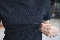 Los pelos puede ser un problema en nuestras prendas favoritas. Foto: Shutterstock