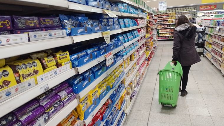 Casi todos los días de la semana se puede ahorrar con las promociones de los bancos, una forma sencilla de defender el poder de compra de los salarios. Foto: Rodrigo DAngelo / MDZ