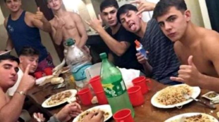 Algunos de los imputados poco antes de la madrugada fatal