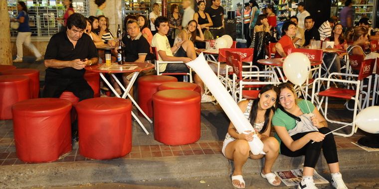 El público está listo para disfrutar del desfile vendimial. Foto: Pachy Reynoso/MDZ