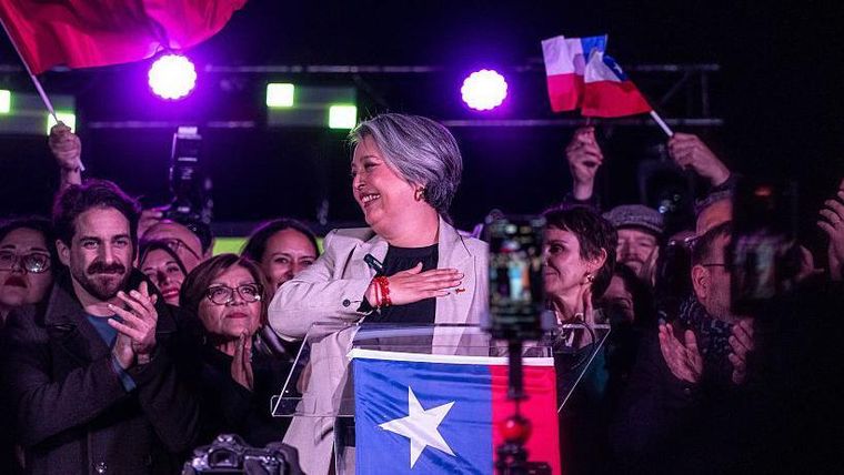 Quién es Jeannette Jara, la comunista que obtuvo un histórico triunfo en las primarias de la izquierda en Chile y buscará ser la sucesora de Gabriel Boric