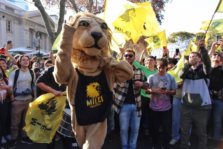 Otros tiempos: cuando Javier Milei era representado en la campaña por un muñeco de militantes que ya no están con él. Foto: MDZ